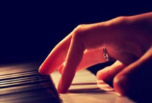 扳回一个！卡赫胡德球员射门，皮球击中奥贾米变线后入网.